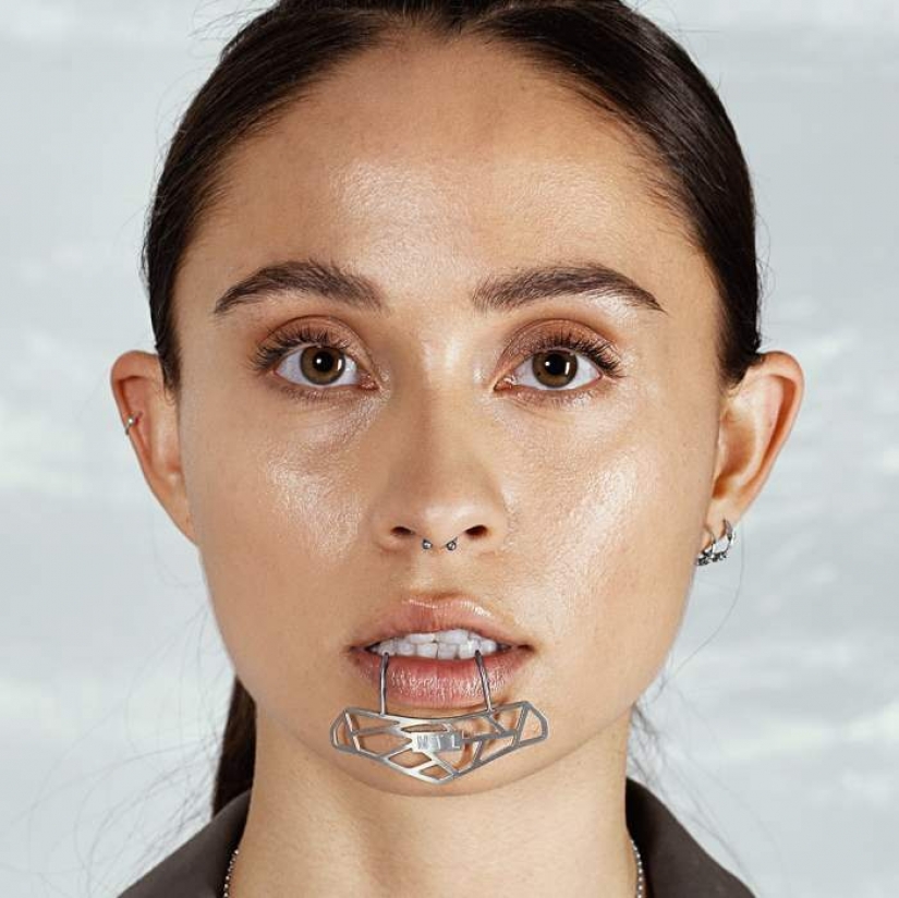 A lip-filling machine? No, you didn't guess – new fashion from the brand MYL Berlin