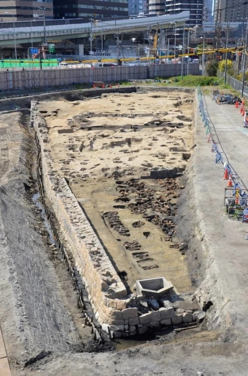 A mass grave with thousands of twisted skeletons in small niches has been discovered in Japan