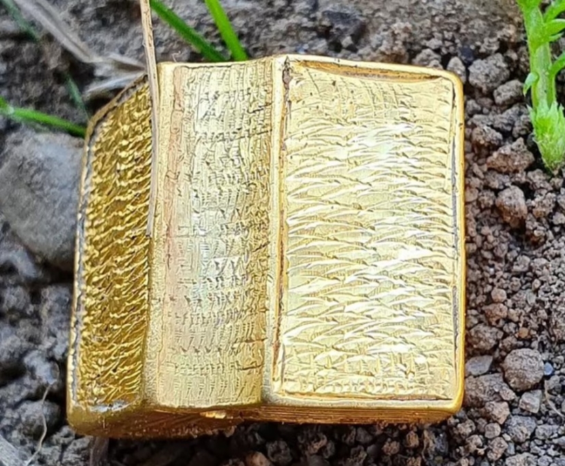 A miniature Bible of the 15th century made of pure gold has been found in the UK