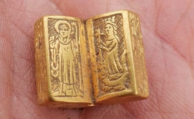 A miniature Bible of the 15th century made of pure gold has been found in the UK