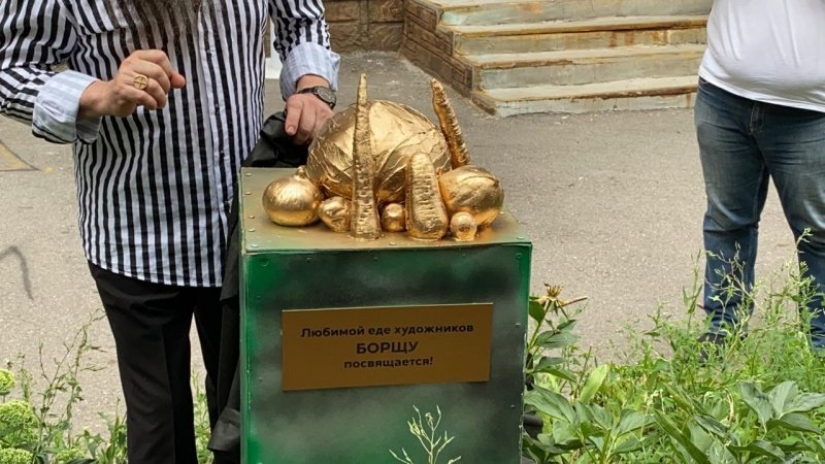 A monument to borsch was opened in Kursk. Vegetarian