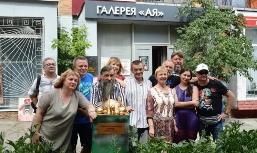 A monument to borsch was opened in Kursk. Vegetarian
