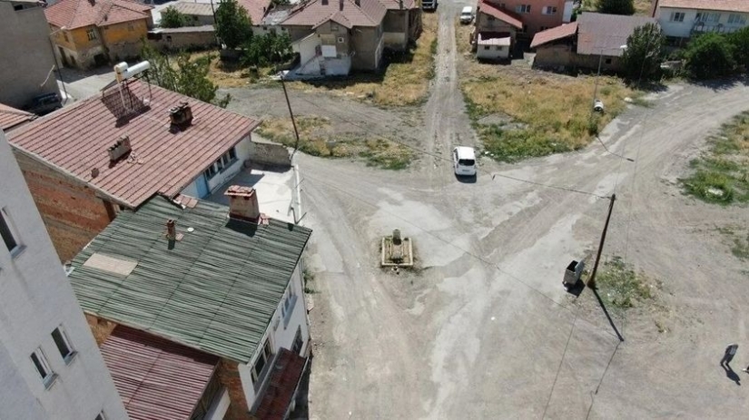 A mystical grave in the middle of a road in a Turkish city raises many questions