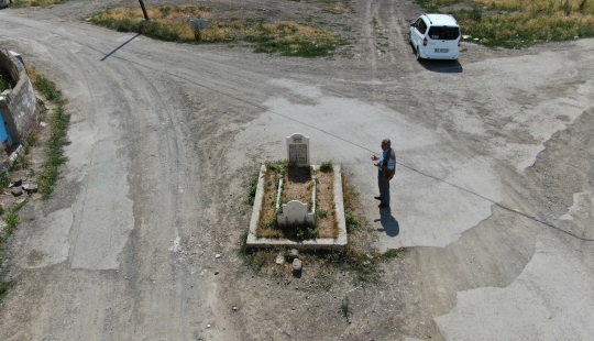A mystical grave in the middle of a road in a Turkish city raises many questions