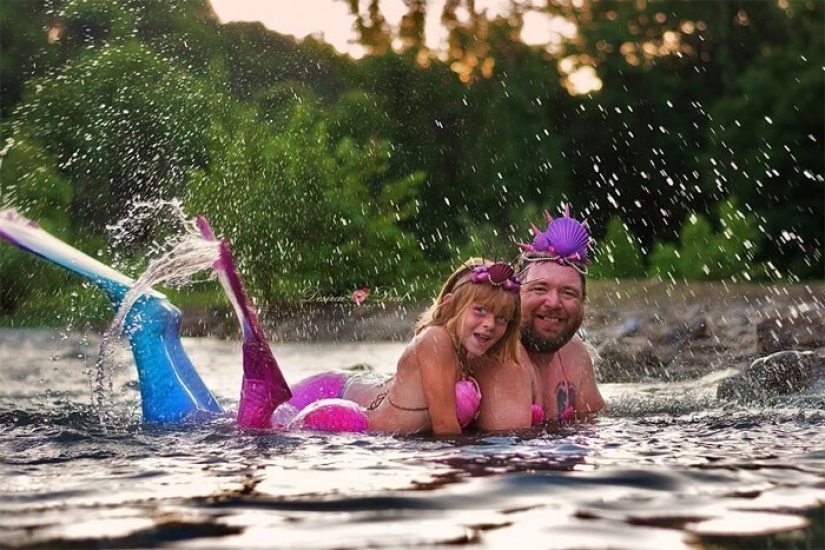 A photo shoot of a father with a little daughter in the image of mermaids conquered social networks