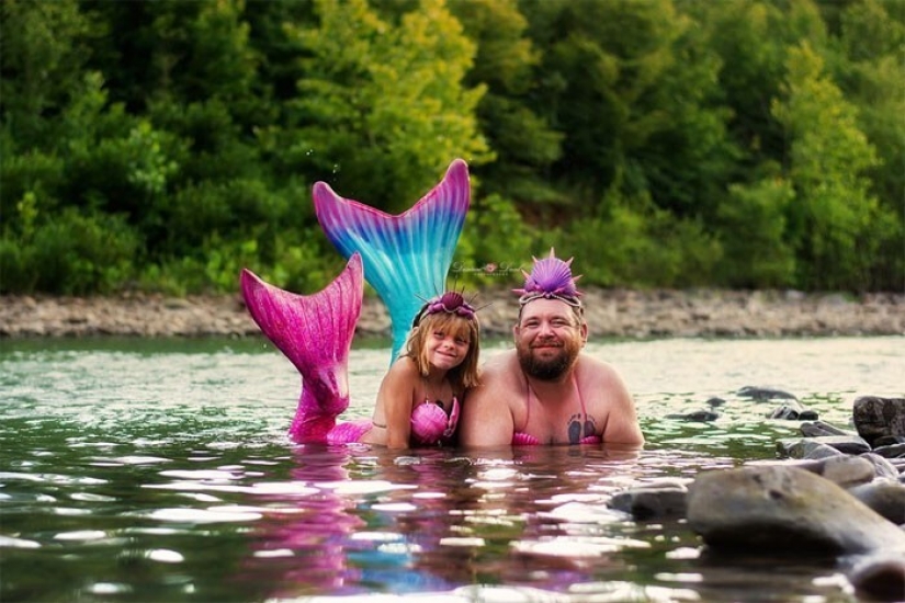 A photo shoot of a father with a little daughter in the image of mermaids conquered social networks