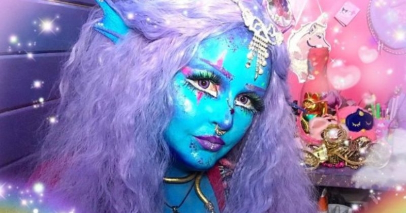 A special girl, Lauraya Lee, considers herself an alien and dreams of blue skin