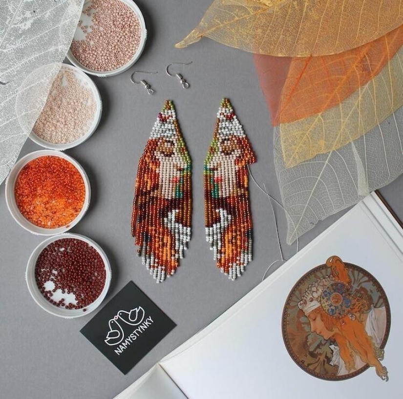 A talented Ukrainian woman makes beaded earrings based on the plots of famous paintings