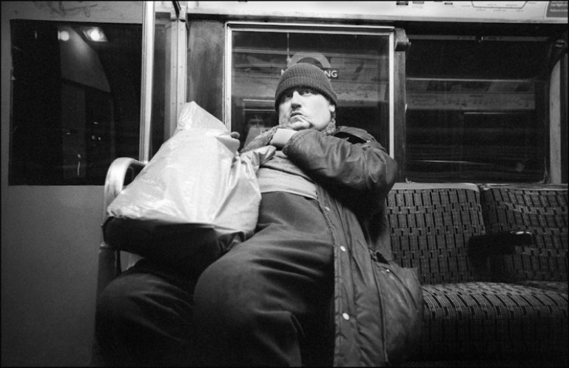 "Abajo de la tubería": Londres un fotógrafo con los años, en silencio, la filmación de los pasajeros del metro