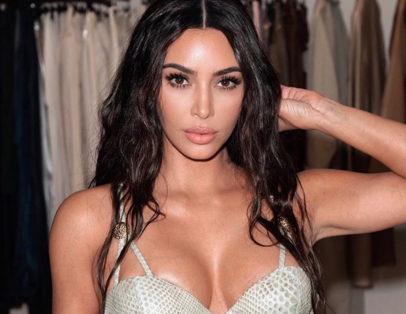 Al borde de una falta: El 15 más revelador escote de Kim Kardashian