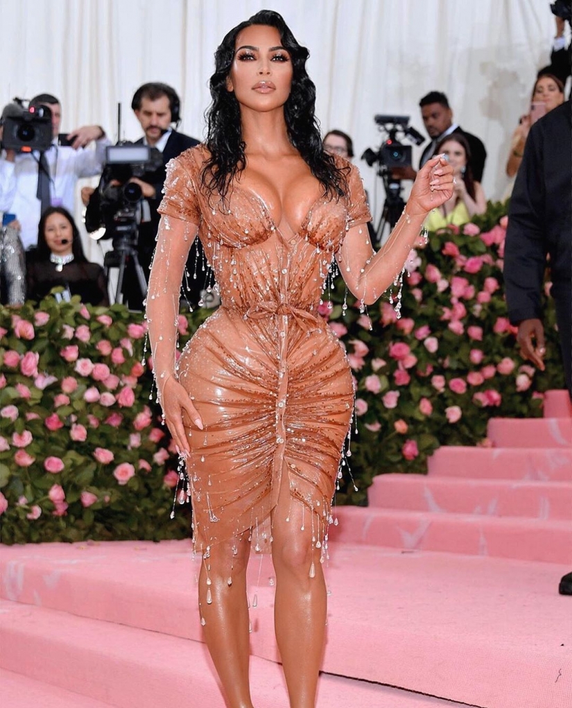 Al borde de una falta: El 15 más revelador escote de Kim Kardashian