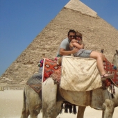 Amor jorobado: un pensionista tendrá que pagar a un hombre guapo de Egipto que la sedujo con camellos