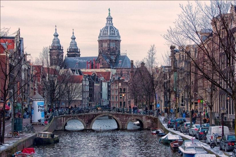 Amsterdam en las figuras y fotos