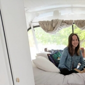 An American woman spent 70 thousand dollars and turned a ramshackle bus into her dream home