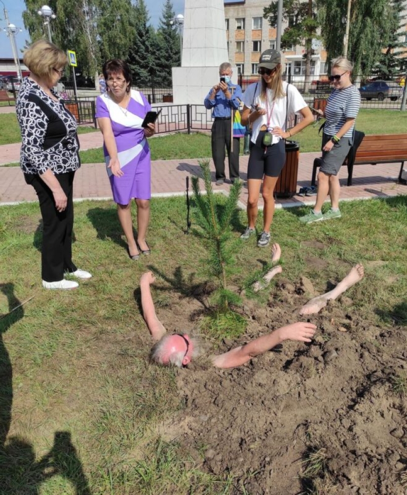 An artist from Krasnoyarsk decided to grow a pine tree on his stomach. The experiment is still ongoing