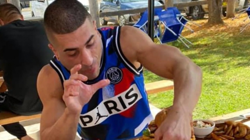 An Australian man broke a record by eating a 5-kilogram burger in half an hour and eating it with dessert