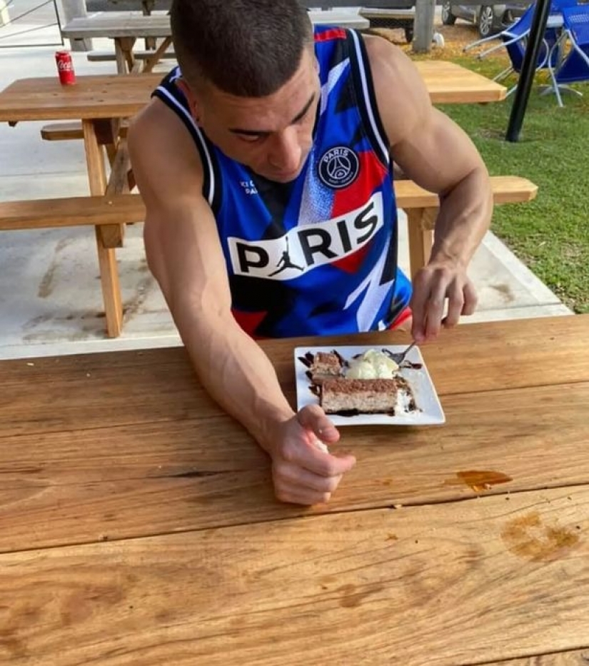 An Australian man broke a record by eating a 5-kilogram burger in half an hour and eating it with dessert