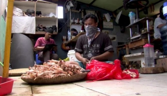 An Indonesian entrepreneur makes leather boots from leftover chicken legs