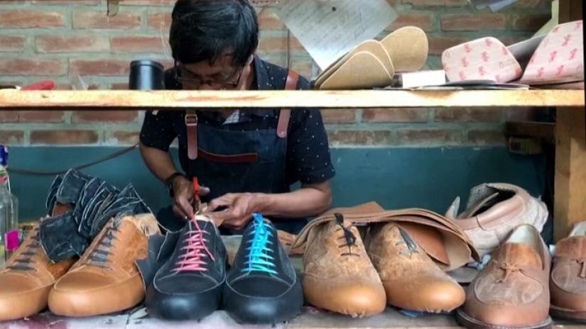 An Indonesian entrepreneur makes leather boots from leftover chicken legs