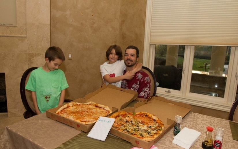 As a simple programmer from Florida, bought two pizzas for $ 83 million