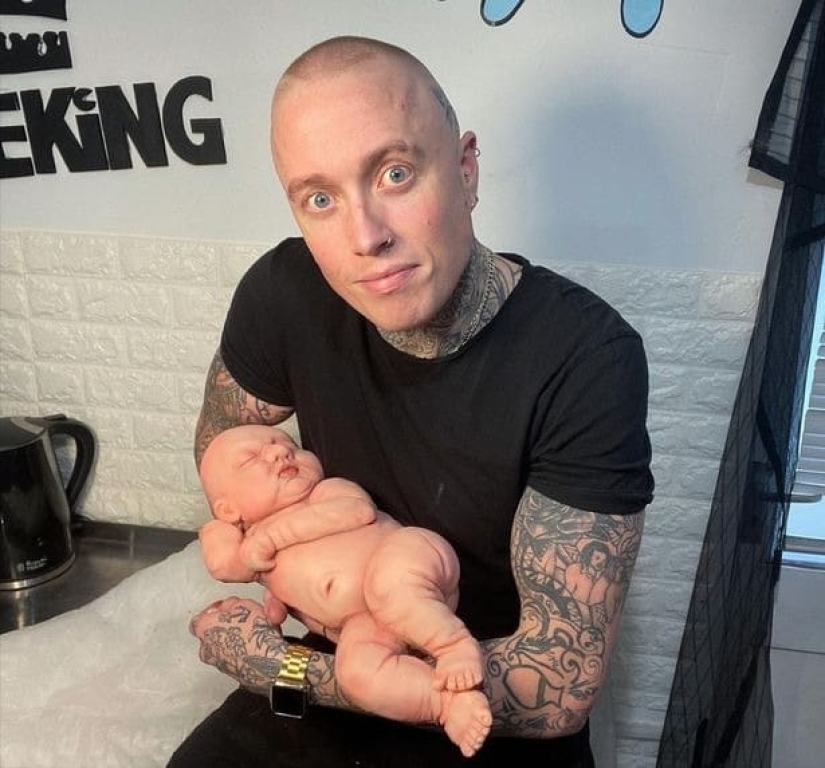 Baby or cake? Social media users are sure that the photo of the British pastry chef with his daughter is fake