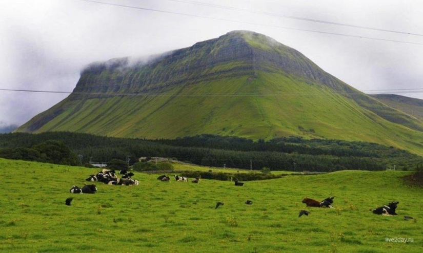 Ben Bulben — sorprendentemente hermoso de la montaña en el Condado de Sligo