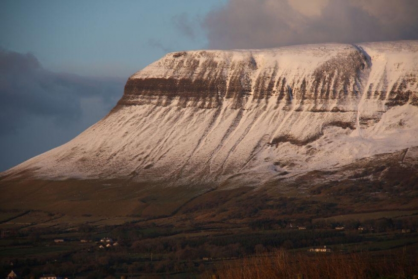 Ben Bulben — sorprendentemente hermoso de la montaña en el Condado de Sligo
