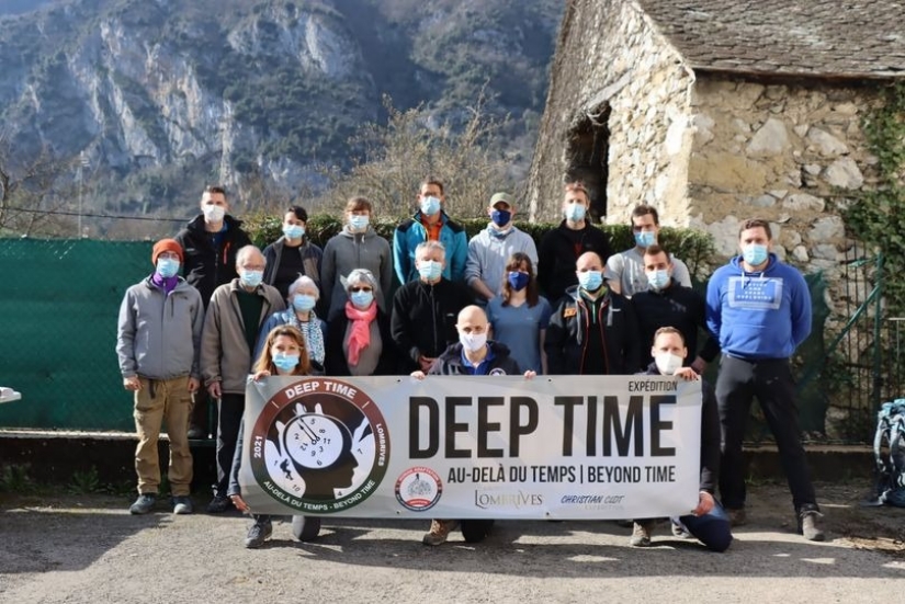 Beyond time: 15 volunteers in France will hold in complete isolation in the cave for 40 days