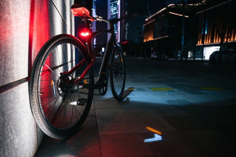 Bicicleta eléctrica urbana completamente de carbono Urtopia con radar, control por voz y GPS