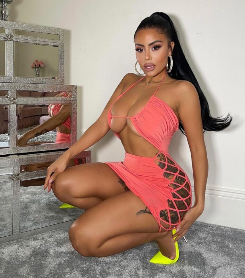 Blogger and model Chloe Saxon showed the most risky swimsuit in the world