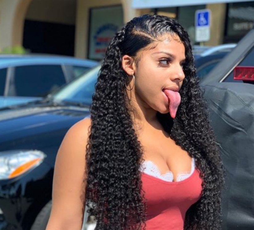 Blogger from the USA has earned a long tongue a fortune