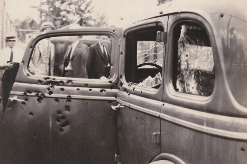 Bonnie and Clyde: The Story of the Barrow Gang