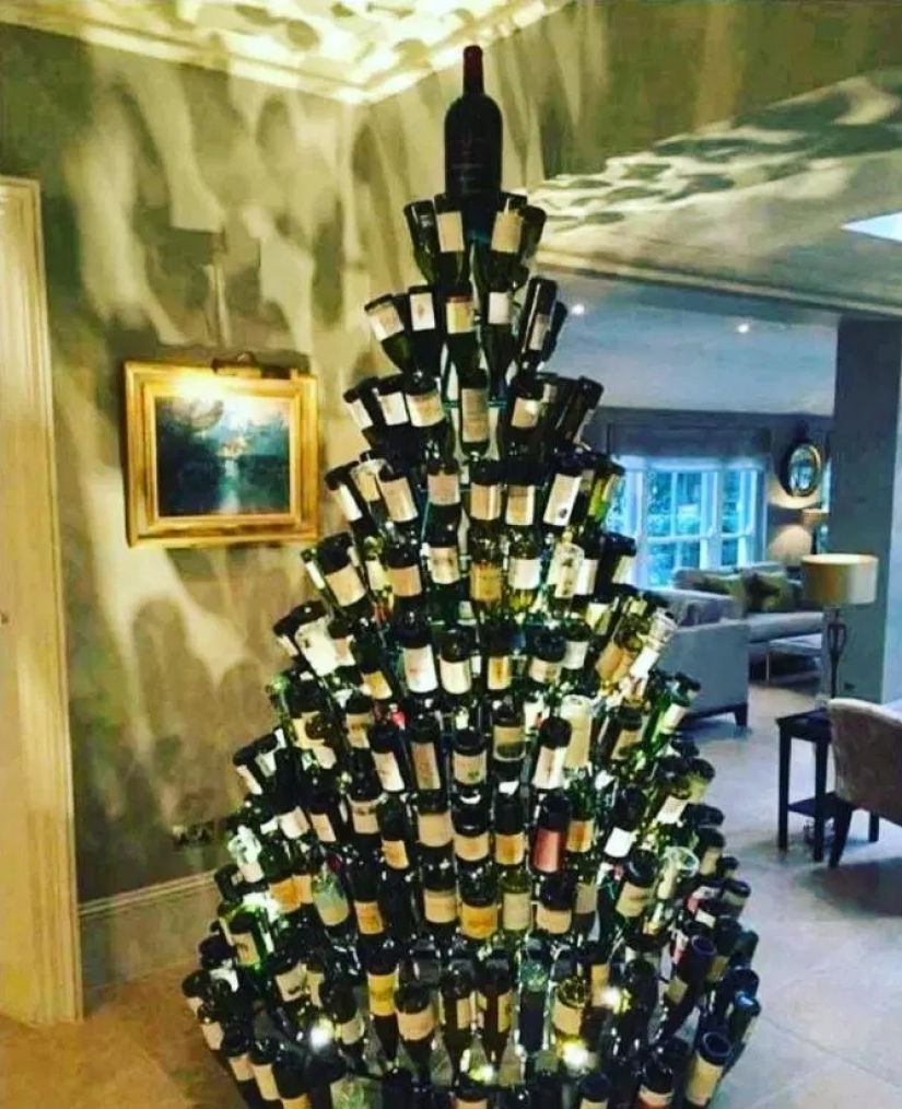 Británico las Amas de casa a recoger botellas para hacer de ellos un árbol de Navidad