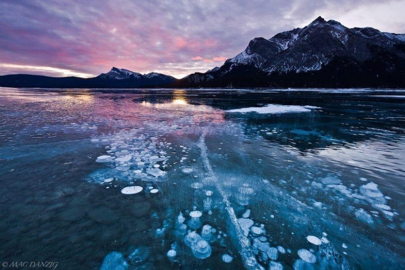 Burbujas de aire congeladas en el lago
