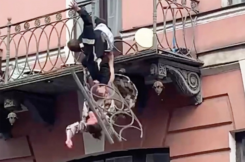 Caída épica: en San Petersburgo, una pareja cayó desde un balcón del tercer piso durante una discusión