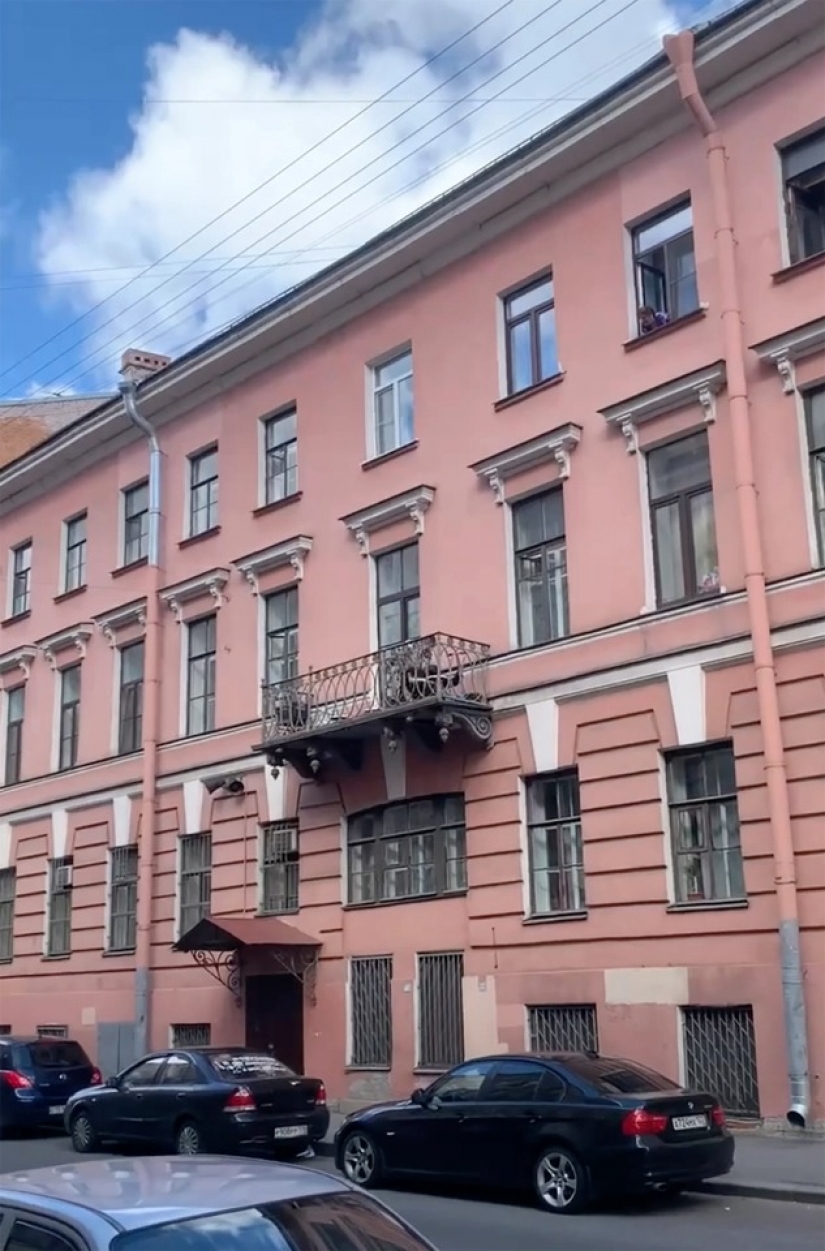 Caída épica: en San Petersburgo, una pareja cayó desde un balcón del tercer piso durante una discusión
