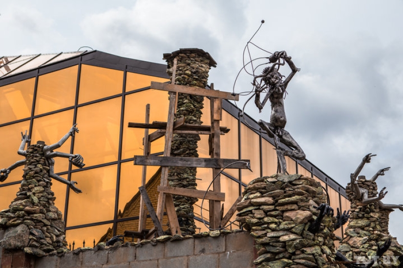 Casa gótica con demonios aterroriza a los residentes de la aldea bielorrusa
