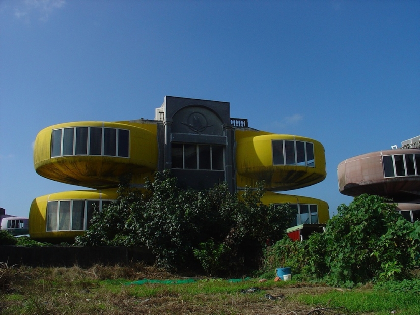Casas de OVNIS en Taiwán: Una ciudad fantasma futurista abandonada
