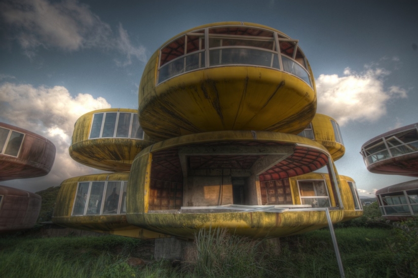 Casas de OVNIS en Taiwán: Una ciudad fantasma futurista abandonada