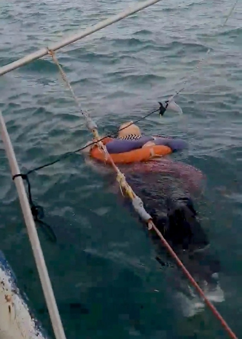Caso místico: una mujer que desapareció hace 2 años fue salvada por un pescador, notándola en el mar abierto