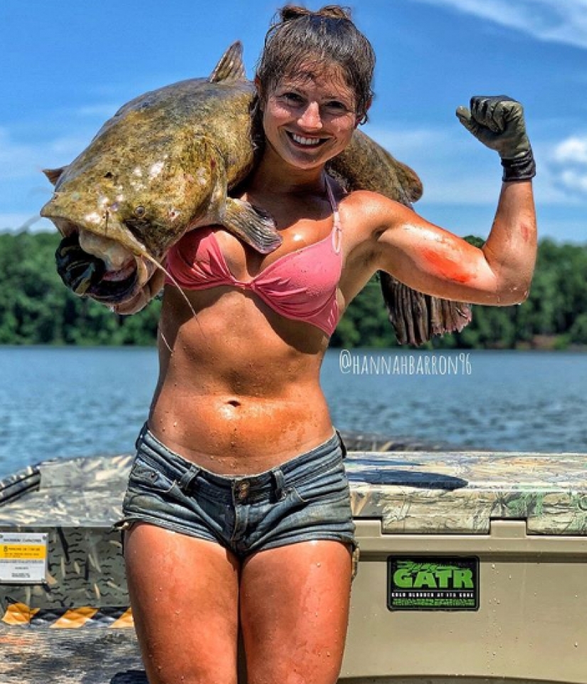 Chica ama la captura de peces grandes, pero su método de pesca es chocante, incluso los hombres