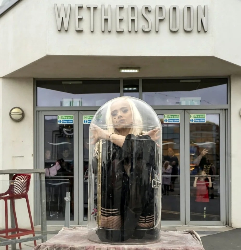 Chica de gutapercha: una camarera del Reino Unido gana dinero extra en un circo, subiendo a frascos de vidrio