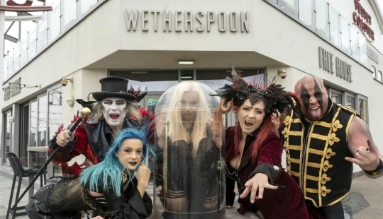 Chica de gutapercha: una camarera del Reino Unido gana dinero extra en un circo, subiendo a frascos de vidrio Chica de gutapercha: una camarera del Reino Unido gana dinero extra en un circo, subiendo a frascos de vidrio