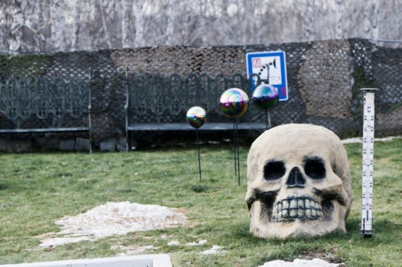 Children's Playground, a zoo, a pleasure coach, and other entertainment Novosibirsk crematorium