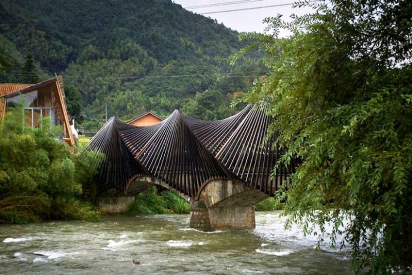 Chinese answer to the brick: in the Middle Kingdom, a mini-city was built from bamboo