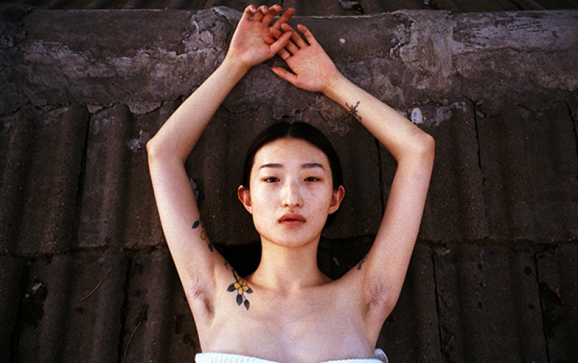 Chinese girls in disarming and candid photos by photographer Luo Yang