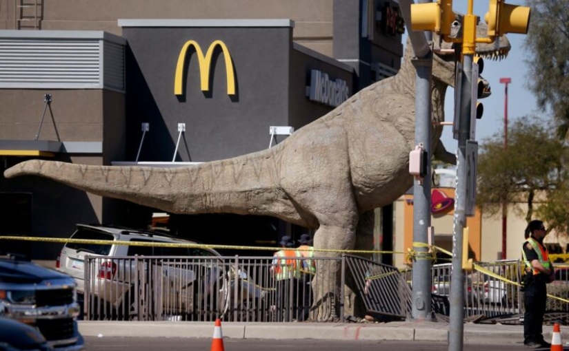 Christians against dinosaurs: in Arizona, believers were offended by the statue of tirex