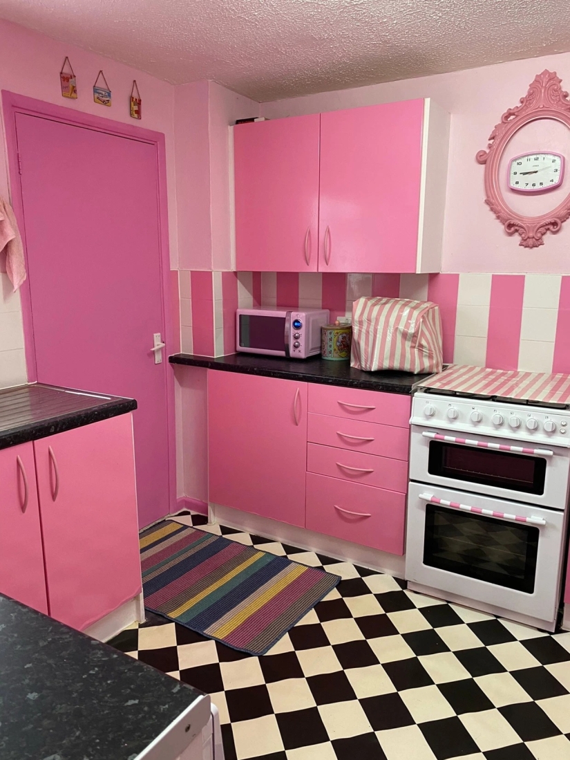 Cómo convertir rápida y económicamente una cocina aburrida en un paraíso para Barbie