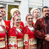 Cómo está el" nuevo ruso " Steven Seagal en Rusia: un actor, un santo budista y una tormenta de pollos