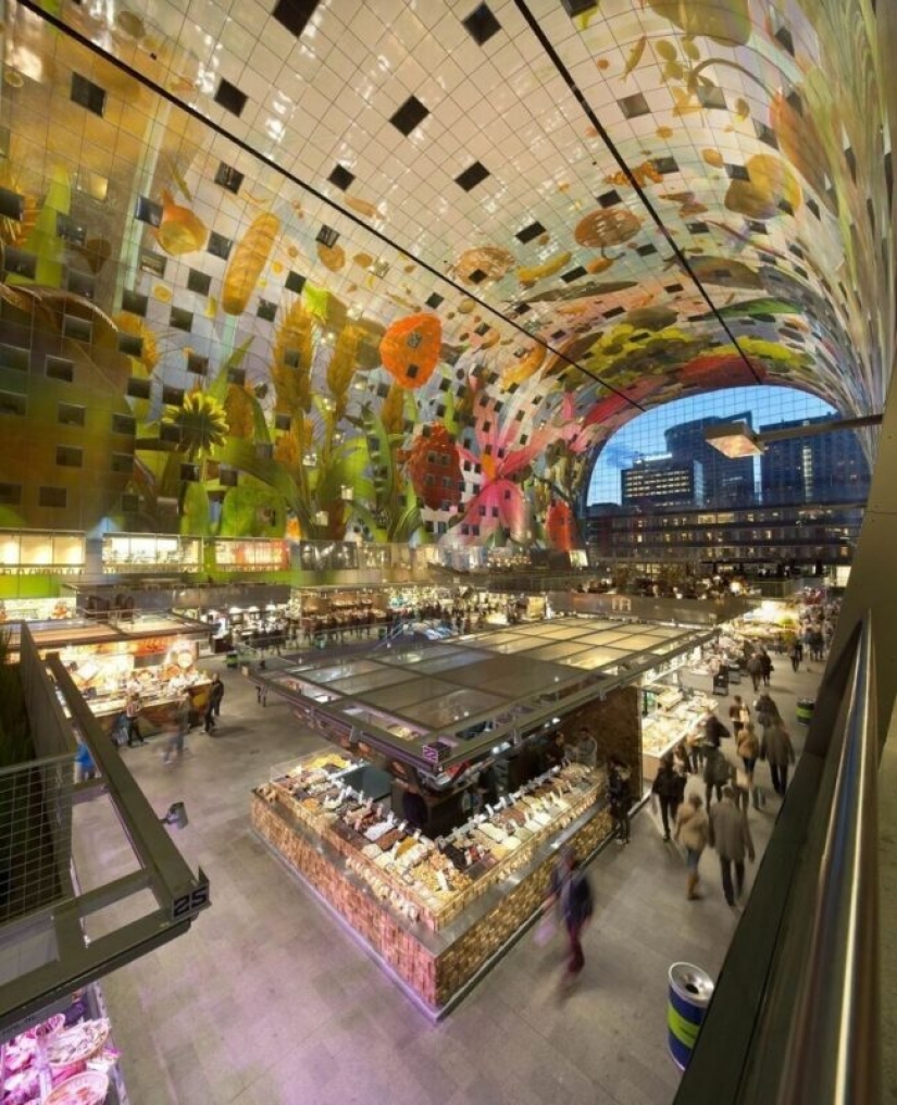 ¿Cómo funciona el mural digital en el increíble edificio futurista mercado de Rotterdam